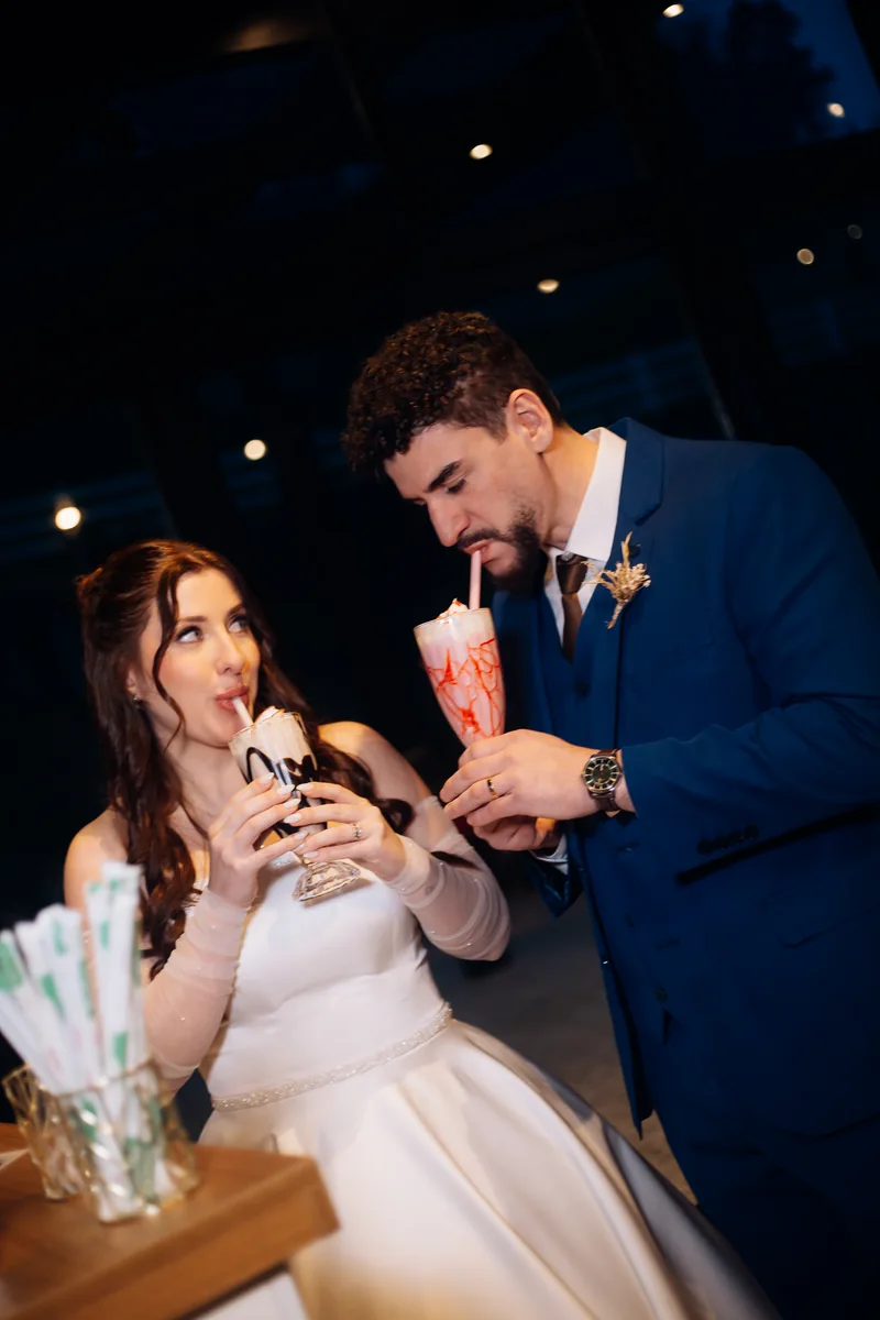 Noivos saboreando milkshakes da Celebre durante o casamento